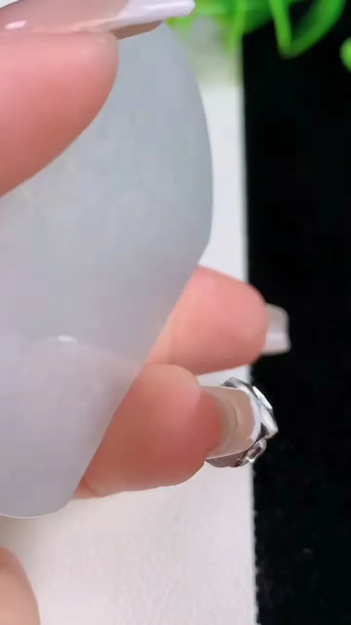 天然A货翡翠无事牌镶嵌件，尺寸53.2-38.2-2.5，重量:15.64g
12月22日