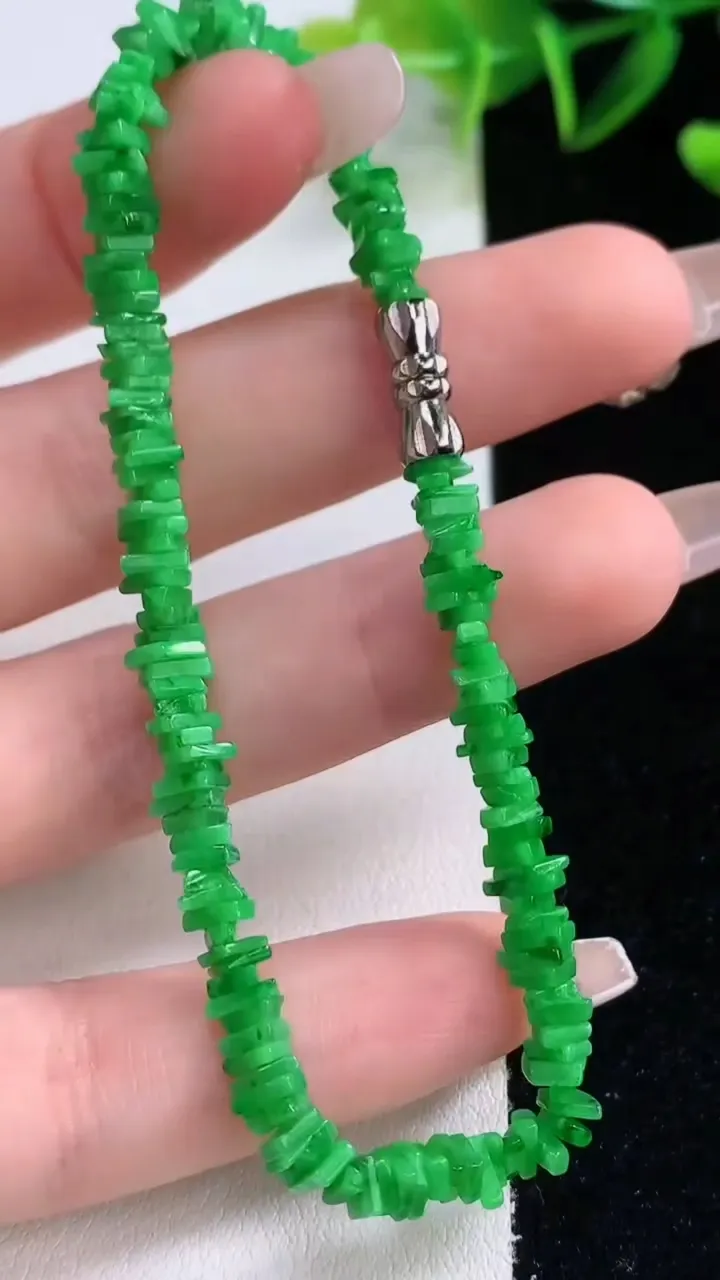天然A货翡翠岁岁平安手串，尺寸4.3-4-2，重量:7.09g12月22日
工厂直销收藏佳品,种好水足，色泽均匀，有种有色，上手高大气！