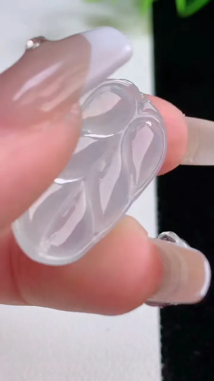 天然A货翡翠金枝玉叶 叶子吊坠，尺寸26.5-14.7-3.7，重量:2.87g
12月22日