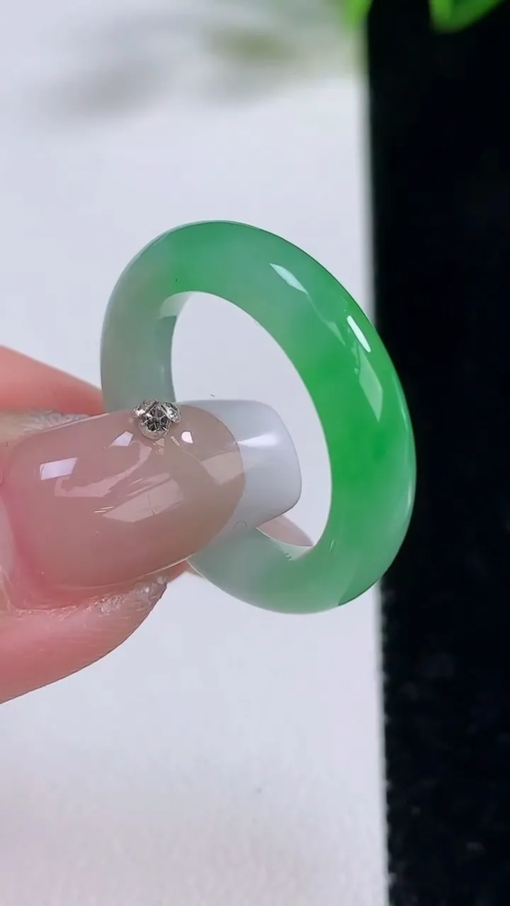 天然A货翡翠指环戒指，尺寸17.4-4.8-3.7，重量:3.74g2025年12月22日
工厂直销收藏佳品,种好水足，色泽均匀，有种有色，上手高大气！