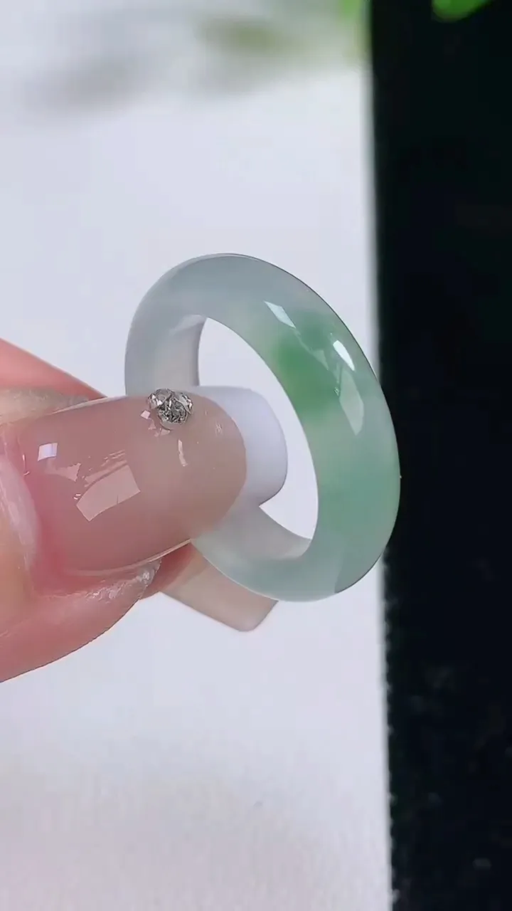 天然A货翡翠指环戒指，尺寸16.5-5-3，重量:3.17g2025年12月22日
工厂直销收藏佳品