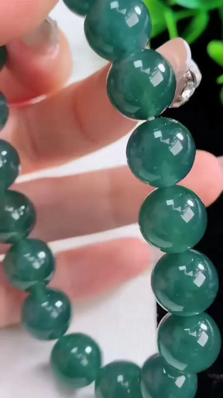 天然A货翡翠圆珠手串，尺寸11.8-18颗，重量:51.06g12月22日
工厂直销收藏佳品,种好水足，色泽均匀，有种有色，上手高大气！