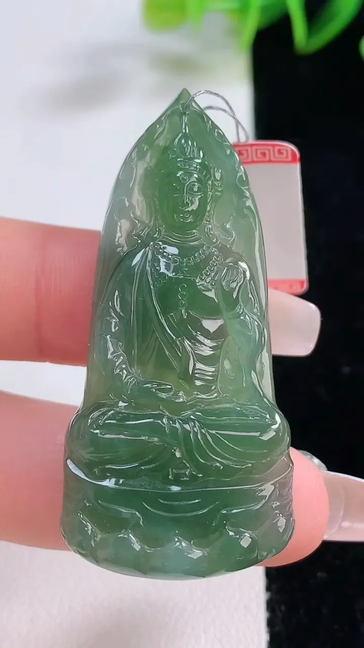 天然A货翡翠观音菩萨吊坠，尺寸51-23.6-5.9，重量:14.78g
12月22日