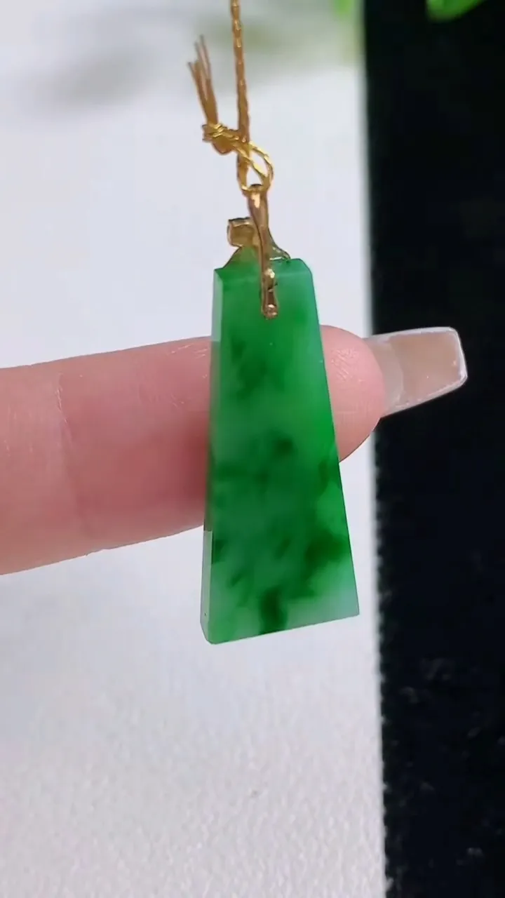 天然A货翡翠无事牌吊坠，尺寸26.2-10.8-2.5，重量:2.05g
12月22日