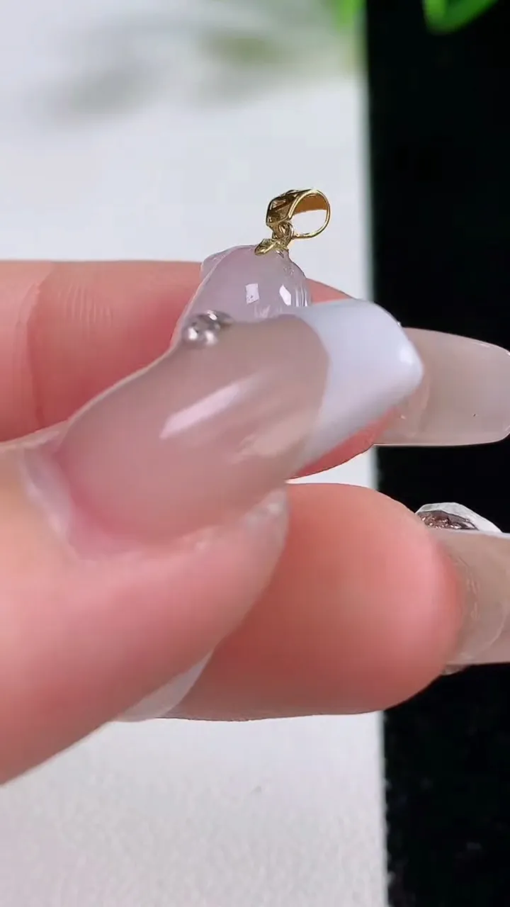 天然A货翡翠种白冰福豆吊坠，尺寸28.5-12.6-5，重量:3.72g
12月22日