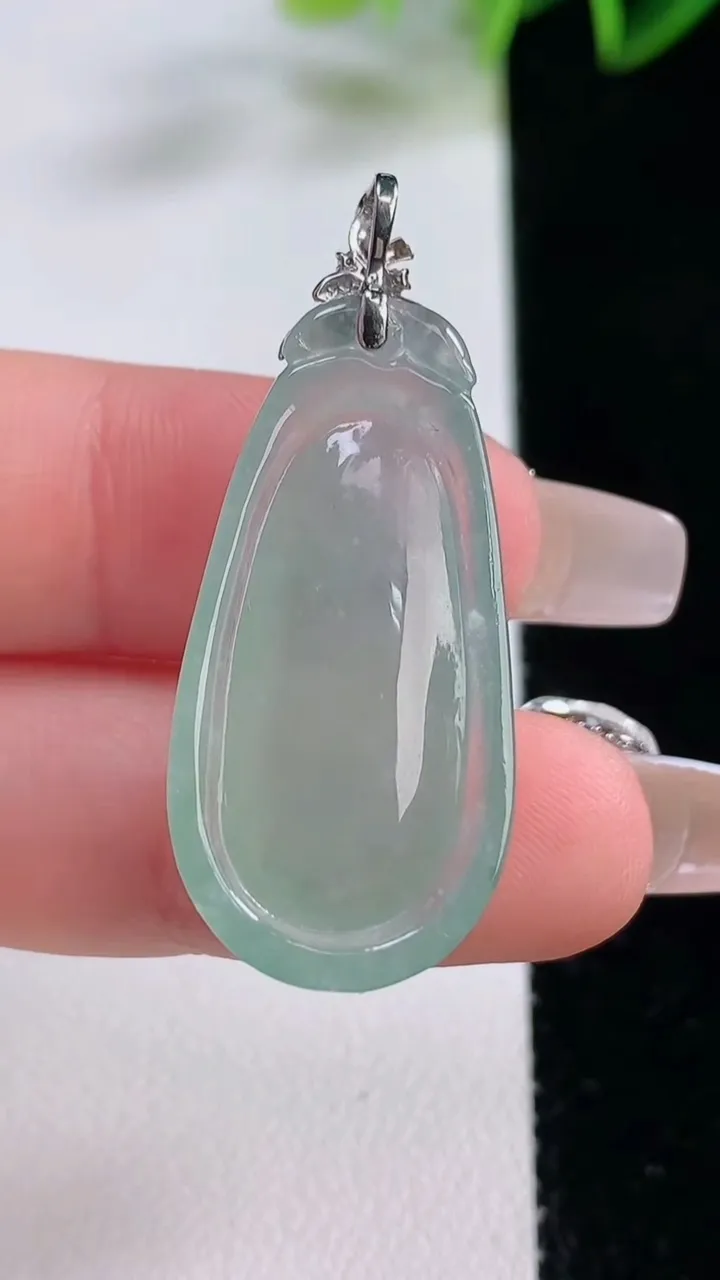 天然A货翡翠福瓜吊坠，尺寸32.5-15.6-7.5，重量:6.04g
12月22日