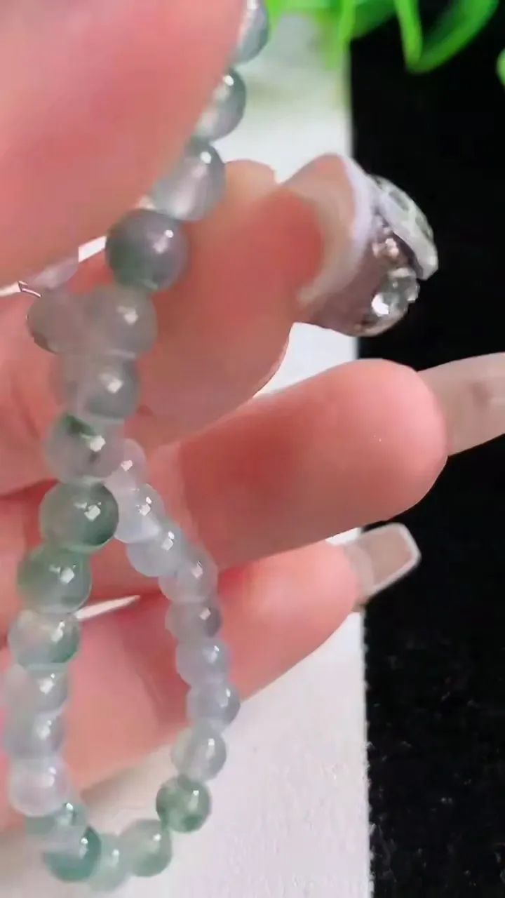 天然A货翡翠种飘花圆珠手串，尺寸4.6-35颗，重量:6.75g12月22日
工厂直销收藏佳品,种好水足，色泽均匀，有种有色，上手高大气！