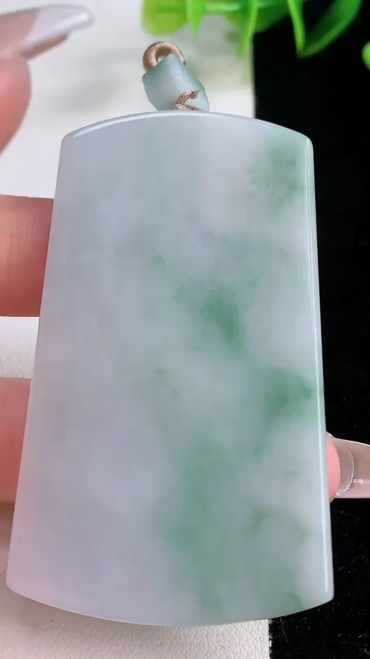 天然A货翡翠飘花无事牌吊坠，尺寸64-37.5-5.6，重量:41.92g
12月22日