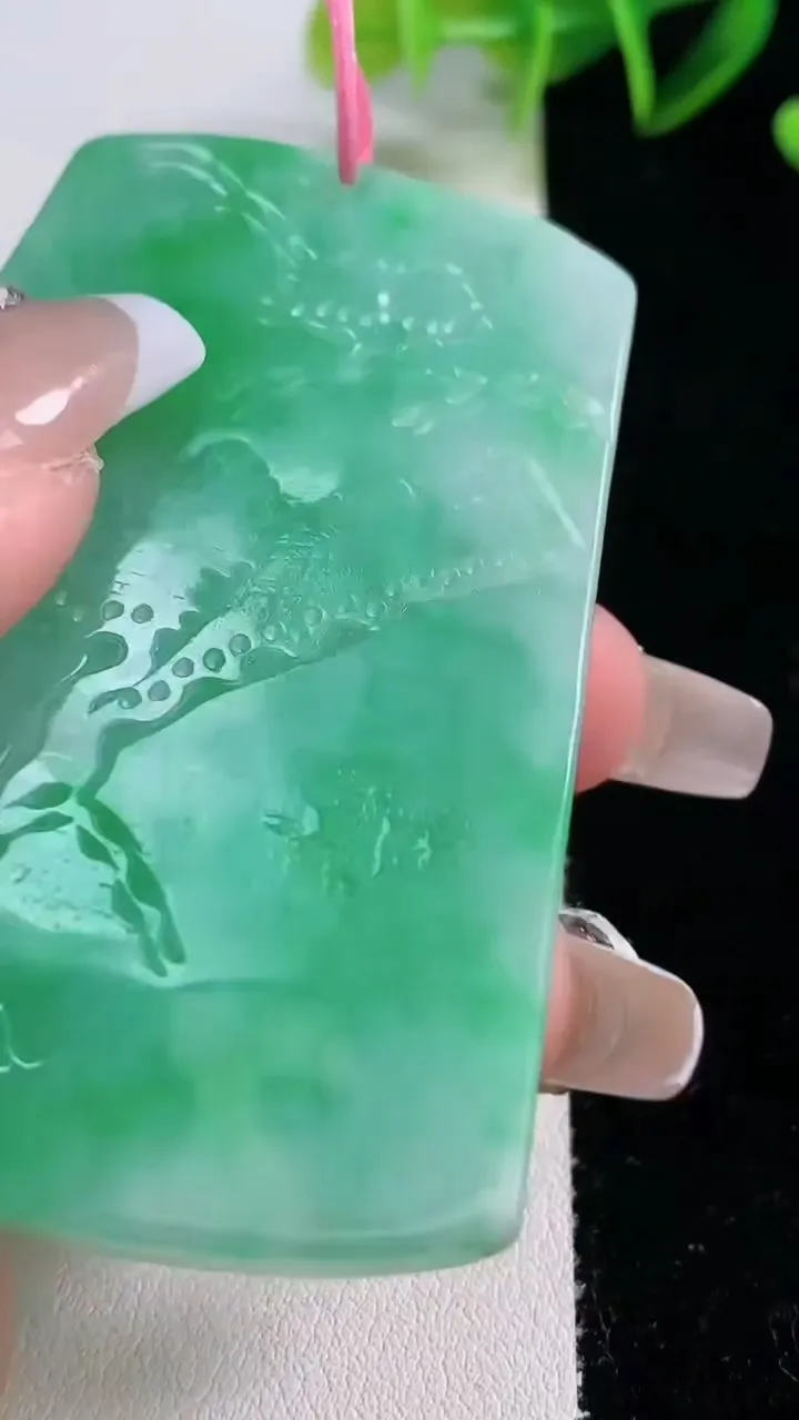 天然A货翡翠山水牌吊坠，尺寸67-47.3-4.3，重量:36.35g
12月22日