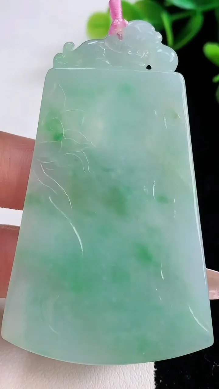 天然A货翡翠普贤菩萨吊坠，尺寸67.8-42.6-5.5，重量:32.60g
12月22日