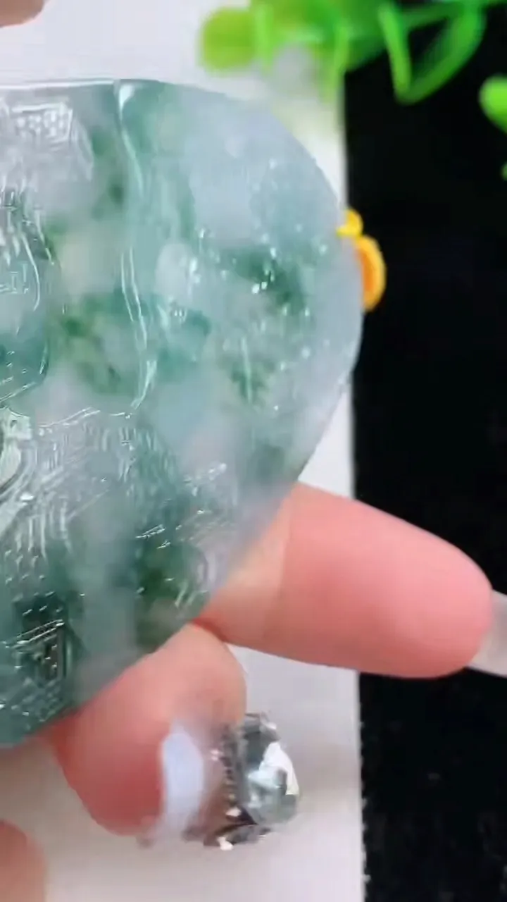 天然A货翡翠牌吊坠，尺寸69.7-44.8-4，重量:25.78g
12月22日