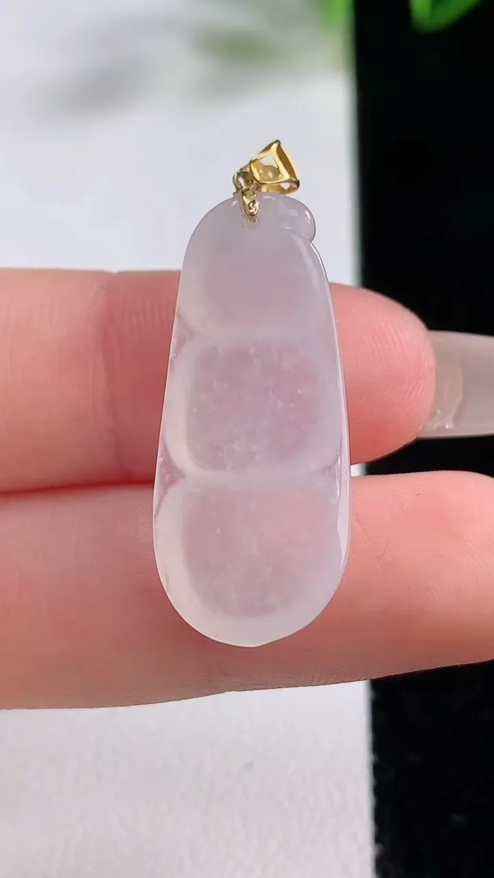 天然A货翡翠种白冰福豆吊坠，尺寸28.5-12.6-5，重量:3.72g
12月22日