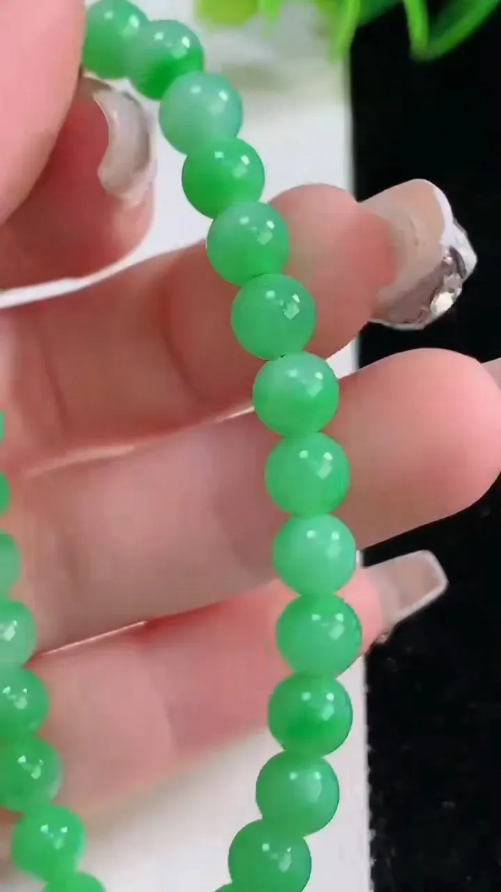 天然A货翡翠圆珠手串，尺寸6-29颗，重量:11.76g12月22日
工厂直销收藏佳品,种好水足，色泽均匀，有种有色，上手高大气！