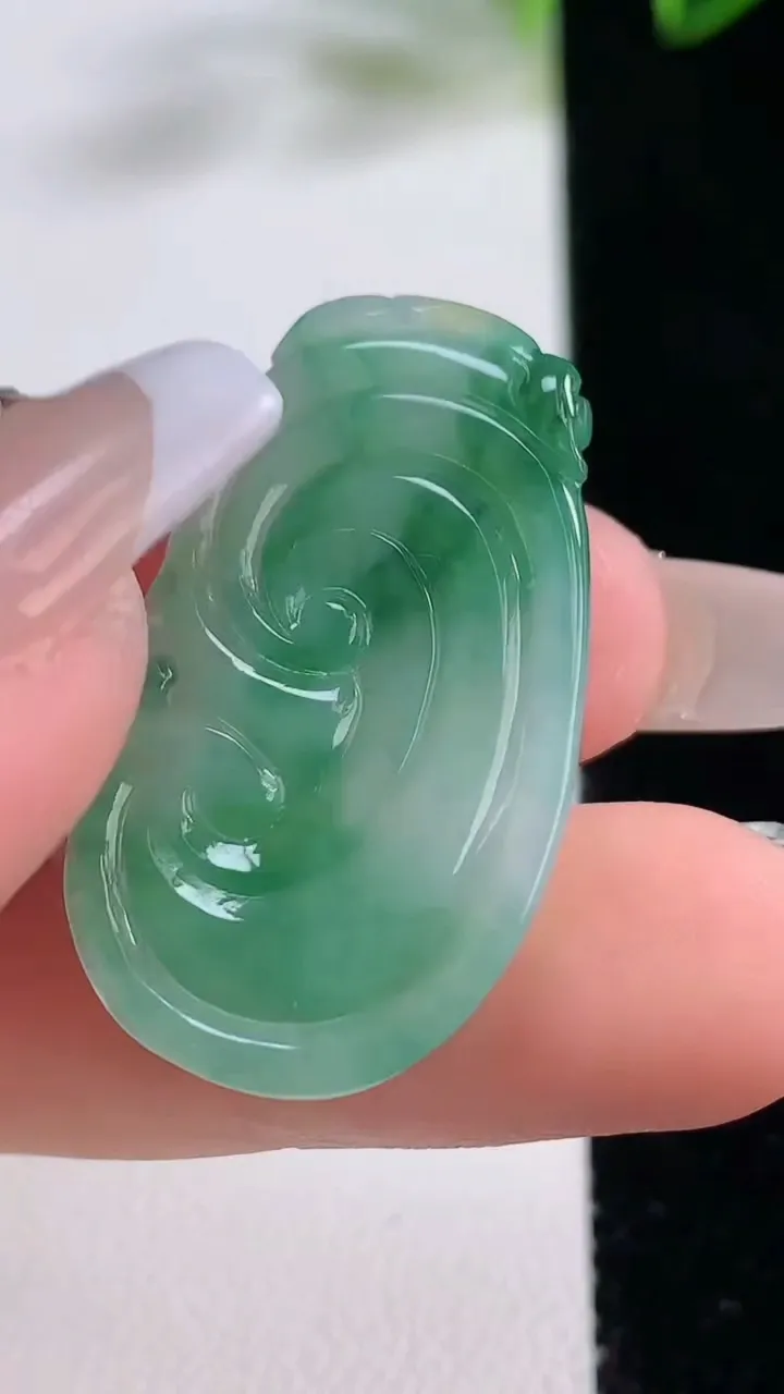 天然A货翡翠如意吊坠，尺寸33.6-19.5-4.3，重量:5.57g
12月22日