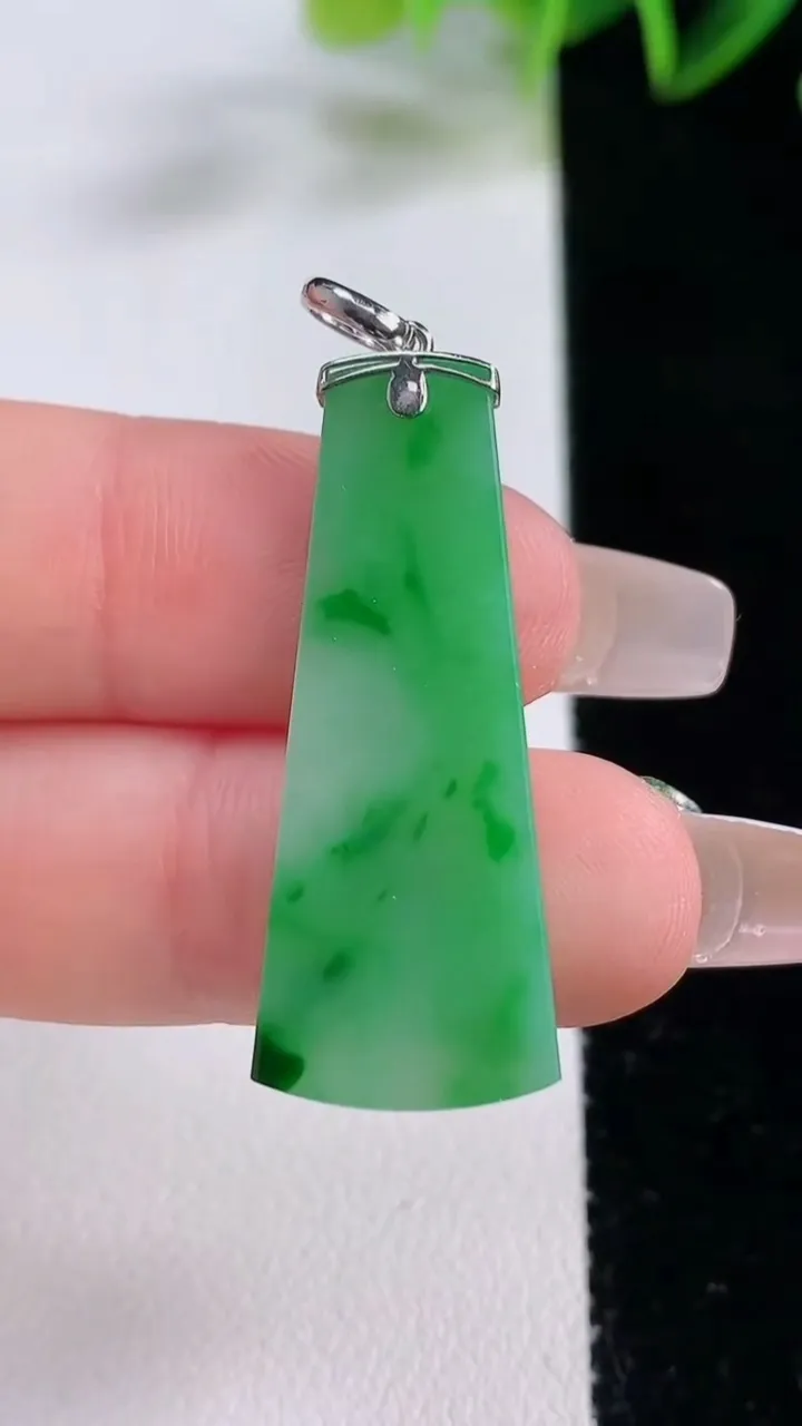 天然A货翡翠无事牌吊坠，尺寸34.5-13.5-2.4，重量:3.45g
12月22日