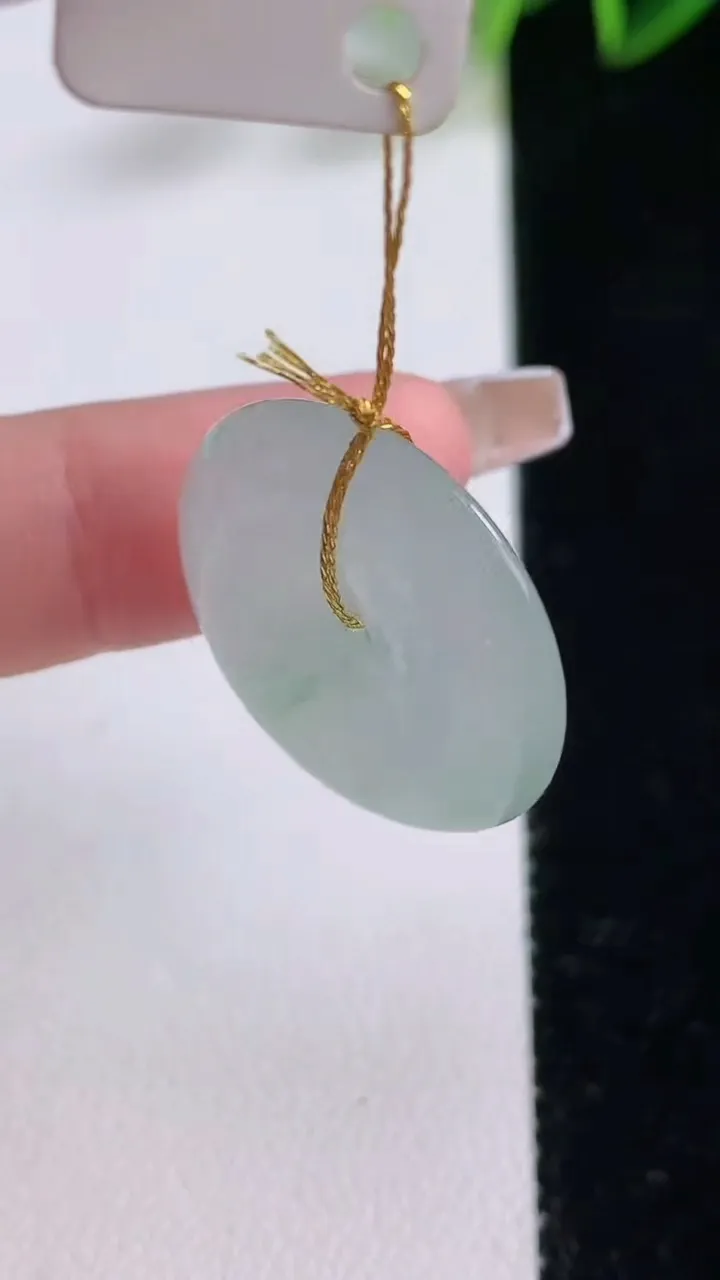 天然A货翡翠冰种飘花平安扣吊坠，尺寸22.8-4.8，重量:6.40g
12月22日