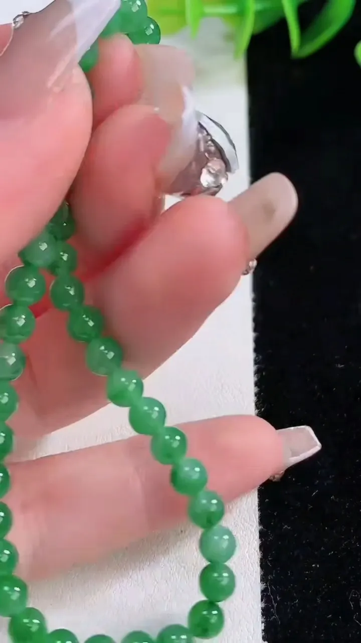 天然A货翡翠圆珠手串，尺寸4.6-39颗，重量:7.80g12月22日
工厂直销收藏佳品,种好水足，色泽均匀，有种有色，上手高大气！