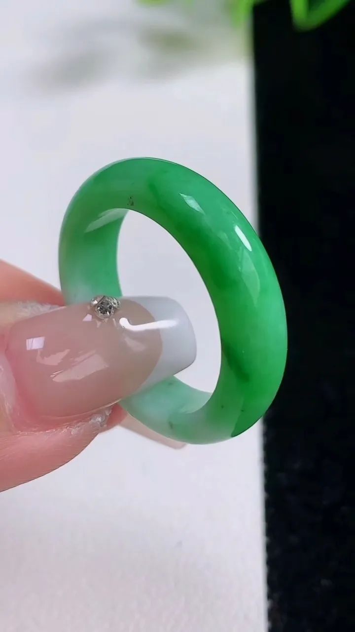 天然A货翡翠指环戒指，尺寸20.3-6-3.8，重量:5.23g2025年12月22日
工厂直销收藏佳品,种好水足，色泽均匀，有种有色，上手高大气！