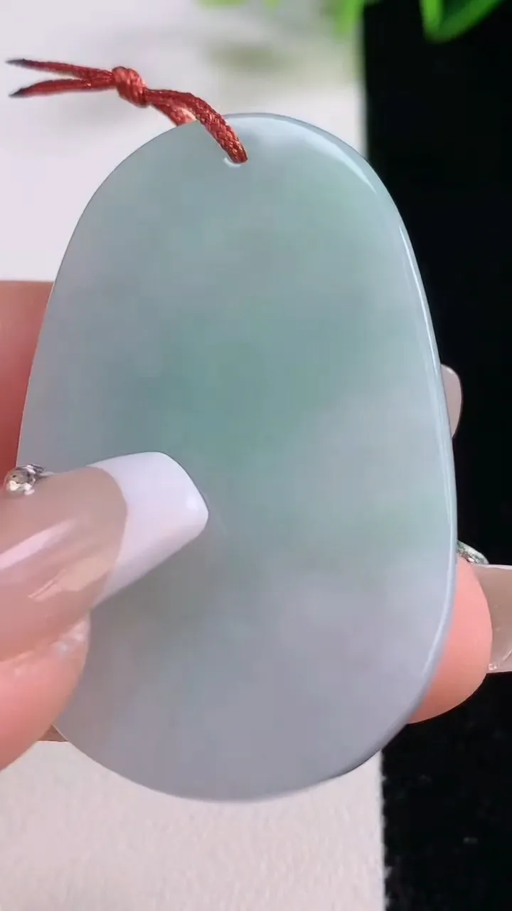 天然A货翡翠生肖猪吊坠，尺寸46.7-29.7-5.5，重量:14.41g
12月22日