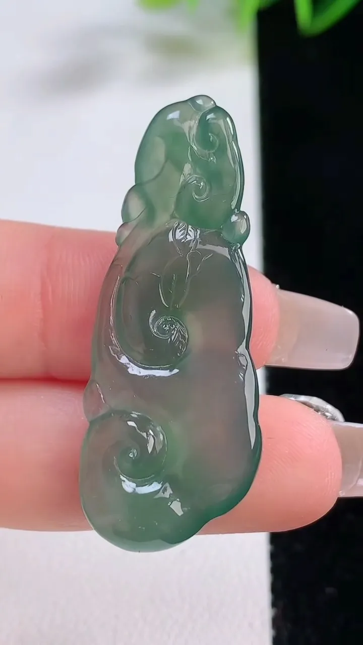 天然A货翡翠如意吊坠，尺寸42-16.4-5.3，重量:5.53g
12月22日