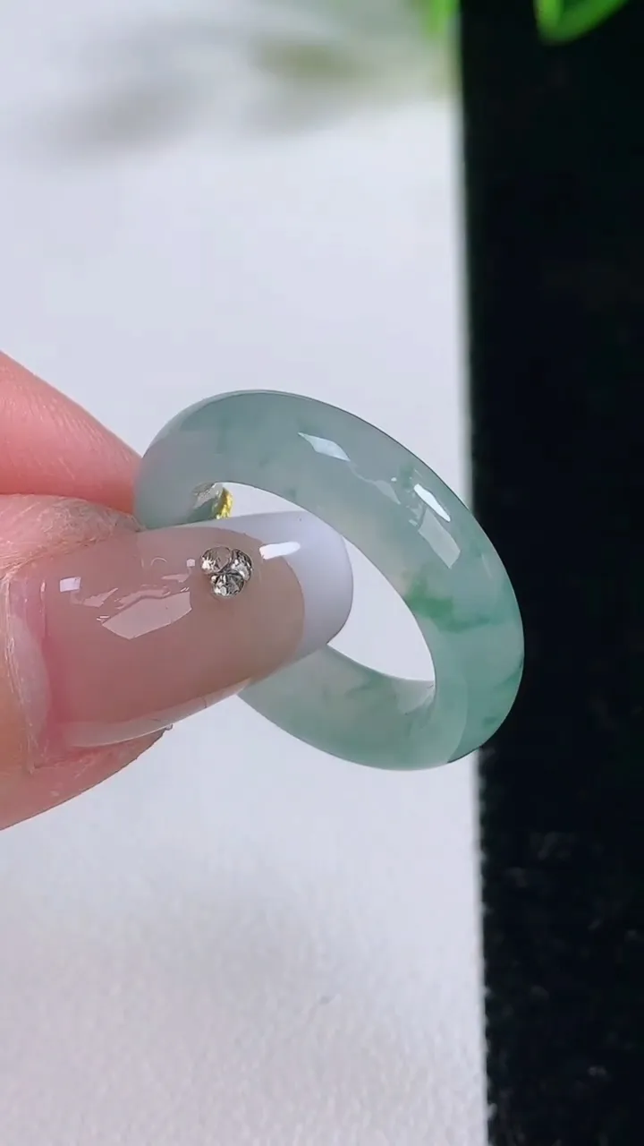 天然A货翡翠冰种飘花指环戒指，尺寸16.4-5.6-4，重量:4.03g2025年12月22日
工厂直销收藏佳品,种好水足，色泽均匀，有种有色，上手高大气！