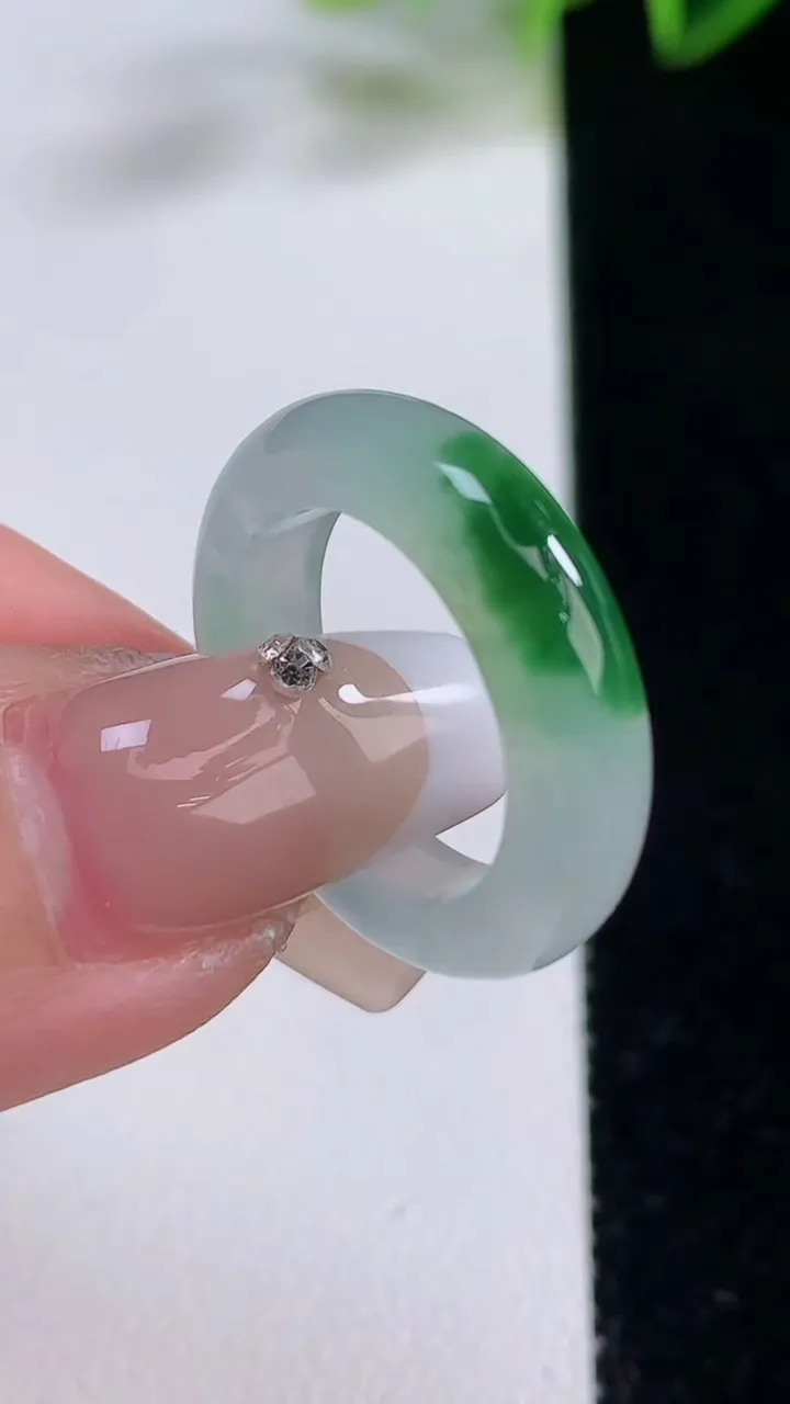 天然A货翡翠指环戒指，尺寸16.4-5.3-3.6，重量:3.89g2025年12月22日
工厂直销收藏佳品,种好水足，色泽均匀，有种有色，上手高大气！