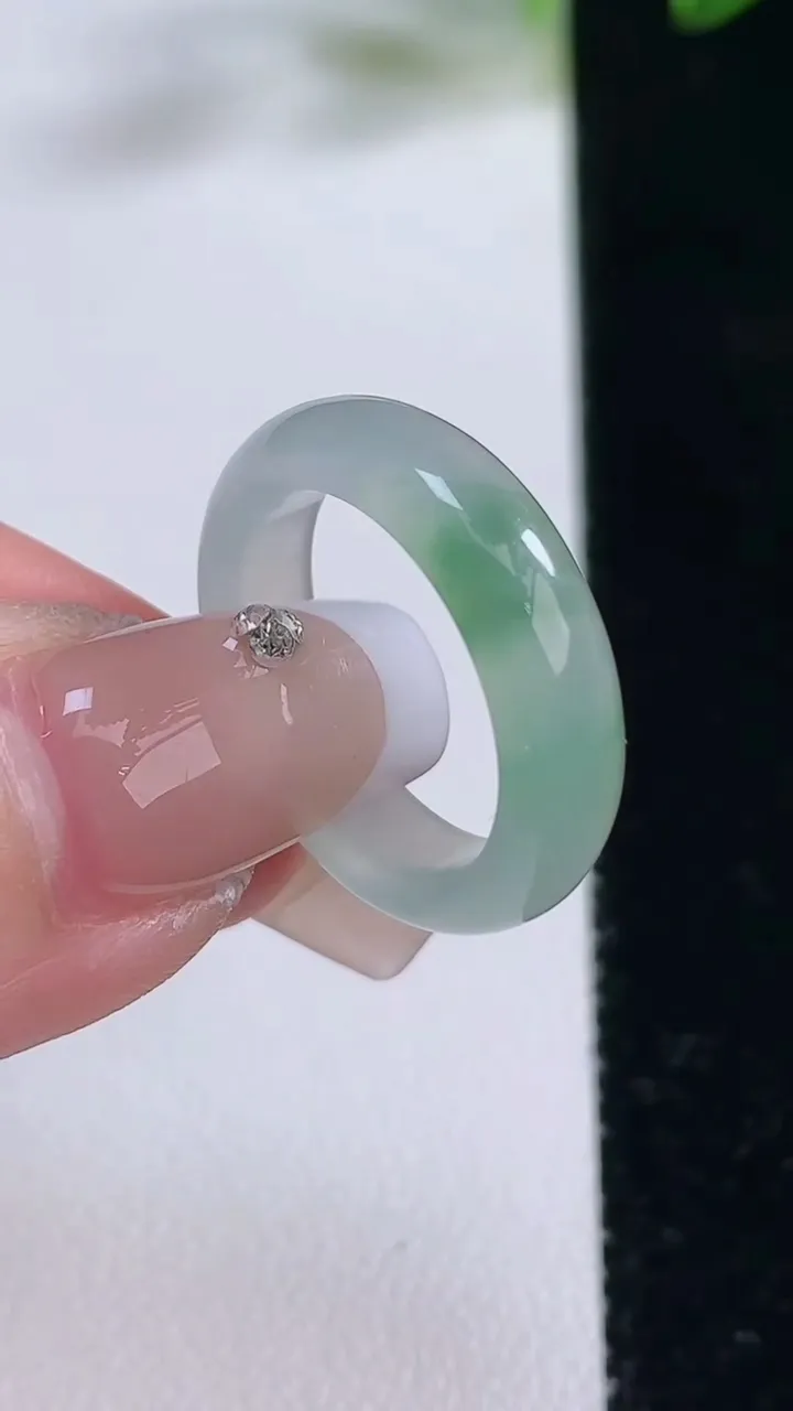 天然A货翡翠指环戒指，尺寸16.5-5-3，重量:3.17g2025年12月22日
工厂直销收藏佳品,种好水足，色泽均匀，有种有色，上手高大气！