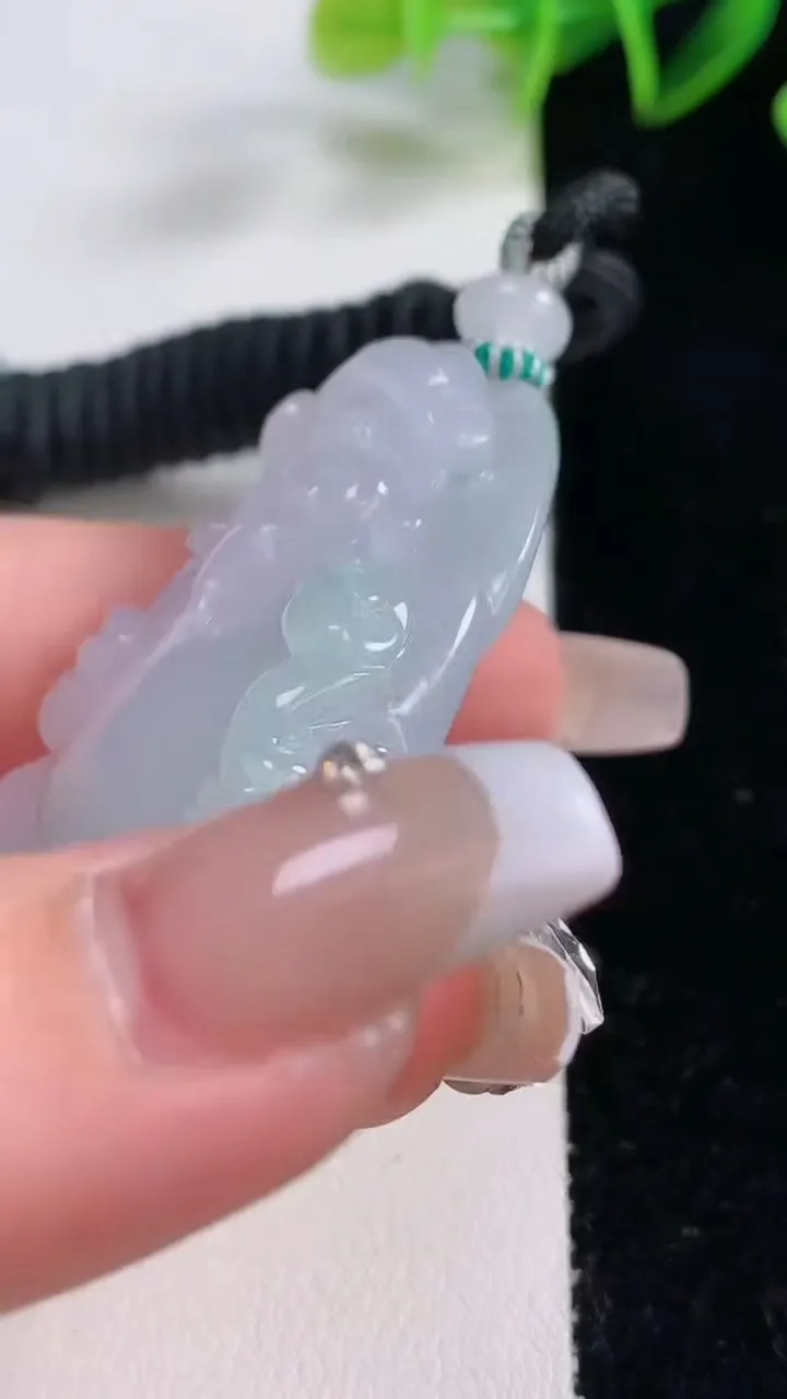 天然A货翡翠财神爷吊坠，尺寸57.7-26.8-10.4，重量:35.21g
12月22日