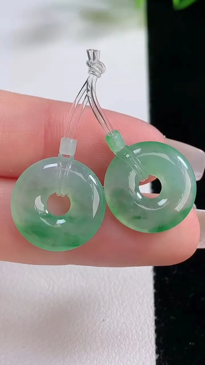 天然A货翡翠平安环吊坠一对，尺寸16-3.5，重量:3.97g
12月22日