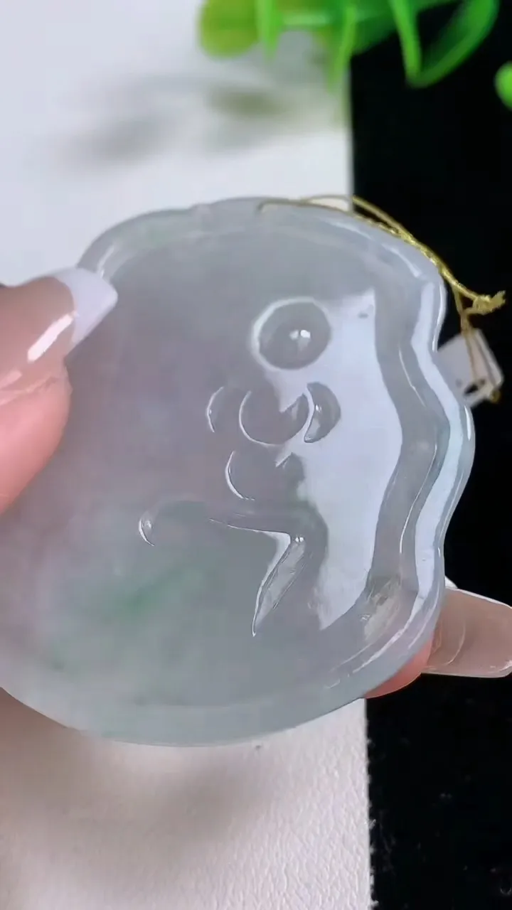 天然A货翡翠冰种飘花观音菩萨吊坠，尺寸53.3-45.5-5.6，重量:27.48g
12月22日