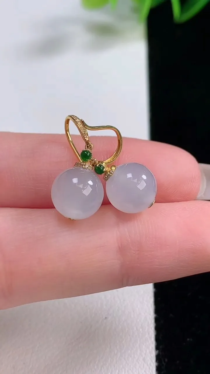 天然A货翡翠种白冰圆珠耳坠，尺寸9，重量:5.24g12月22日
工厂直销收藏佳品,种好水足，色泽均
