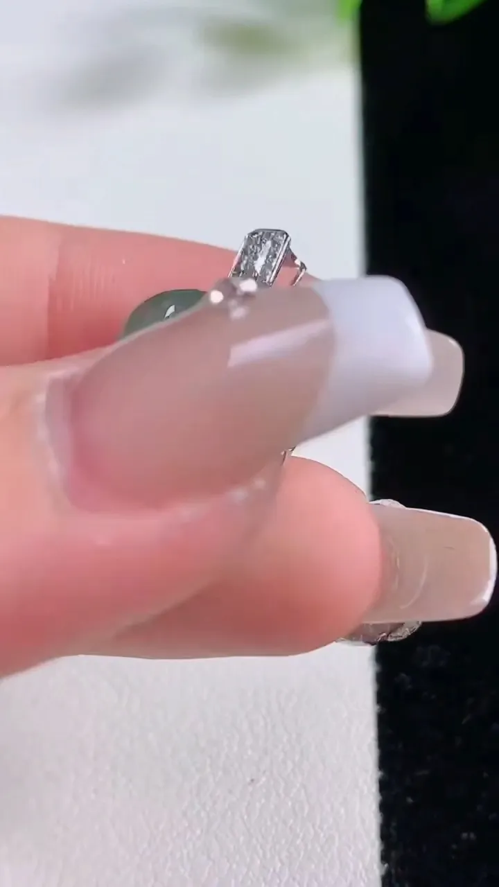 天然A货翡翠种飘花金枝玉叶 叶子吊坠，尺寸22.3-15.5-6，重量:3.64g
12月22日