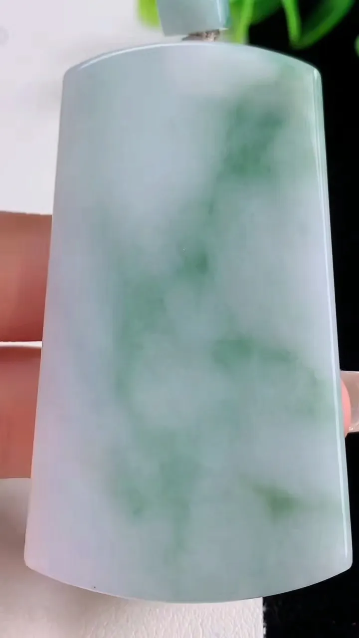 天然A货翡翠飘花无事牌吊坠，尺寸64-35.5-5.5，重量:39.70g
12月22日