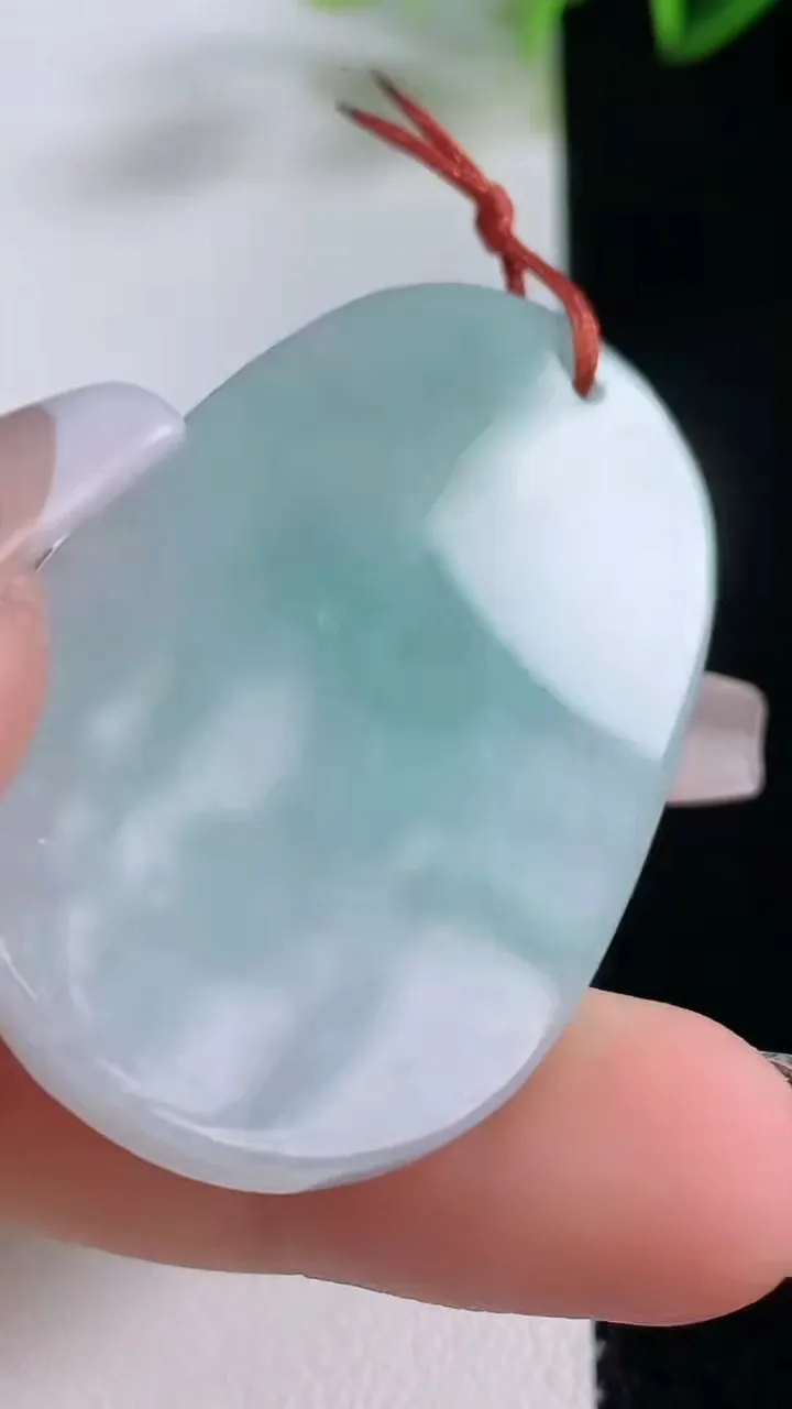 天然A货翡翠生肖猪吊坠，尺寸46.7-29.7-5.5，重量:14.41g
12月22日