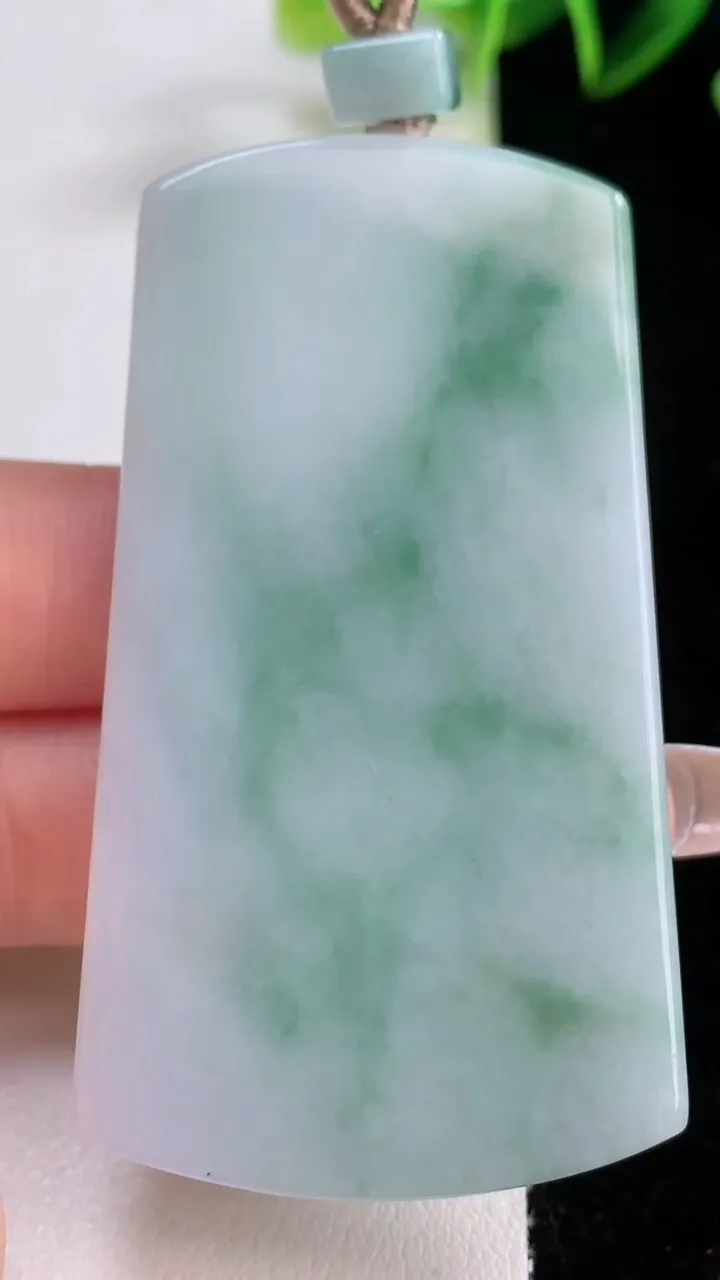 天然A货翡翠飘花无事牌吊坠，尺寸64-35.5-5.5，重量:39.70g
12月22日