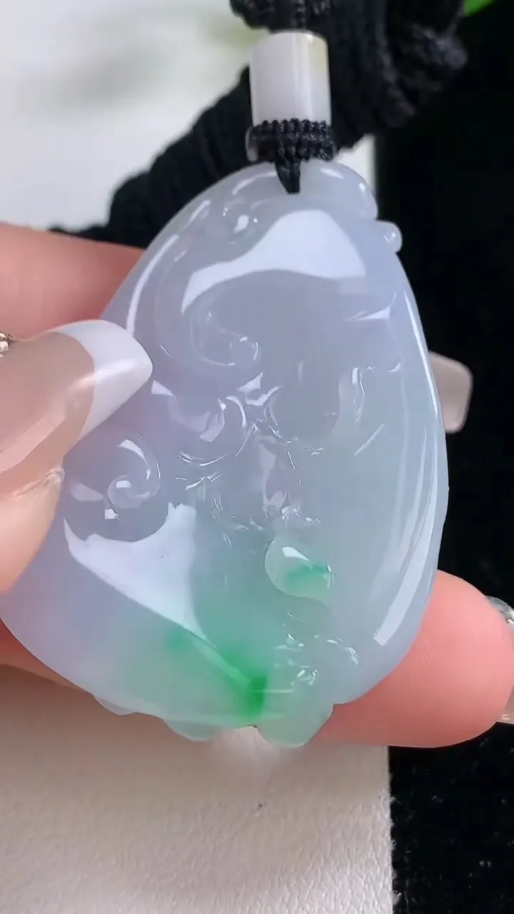 天然A货翡翠如意吊坠，尺寸45.3-33.6-11.8，重量:36.97g
12月22日