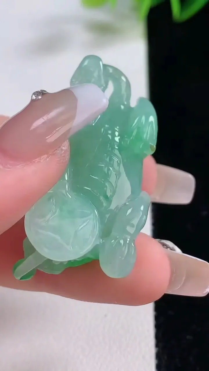 天然A货翡翠貔貅吊坠，尺寸41.8-19-11.8，重量:15.88g
12月22日