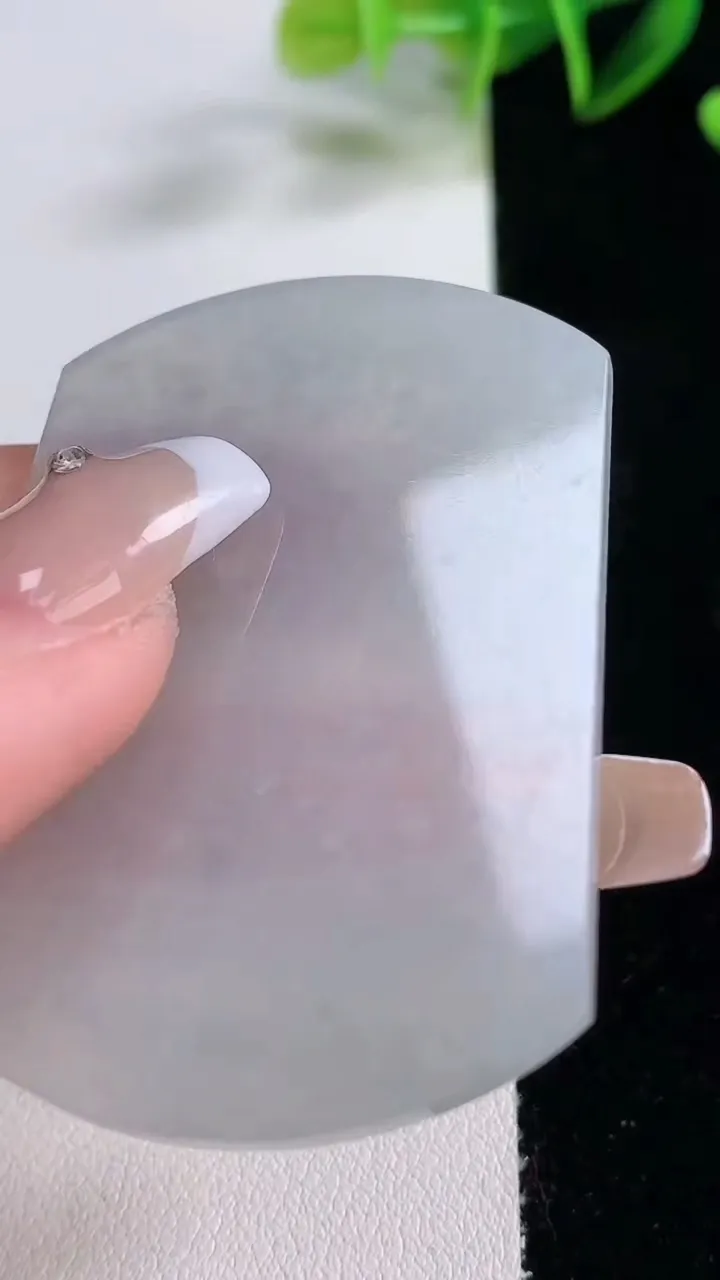 天然A货翡翠无事牌镶嵌件，尺寸53.2-38.2-2.5，重量:15.64g
12月22日