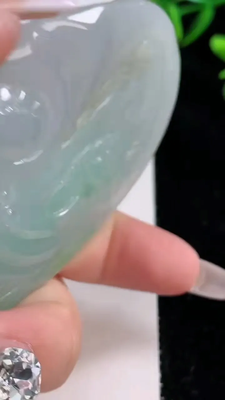 天然A货翡翠御龙大势至菩萨吊坠，尺寸74-50-14，重:72.50g
12月22日