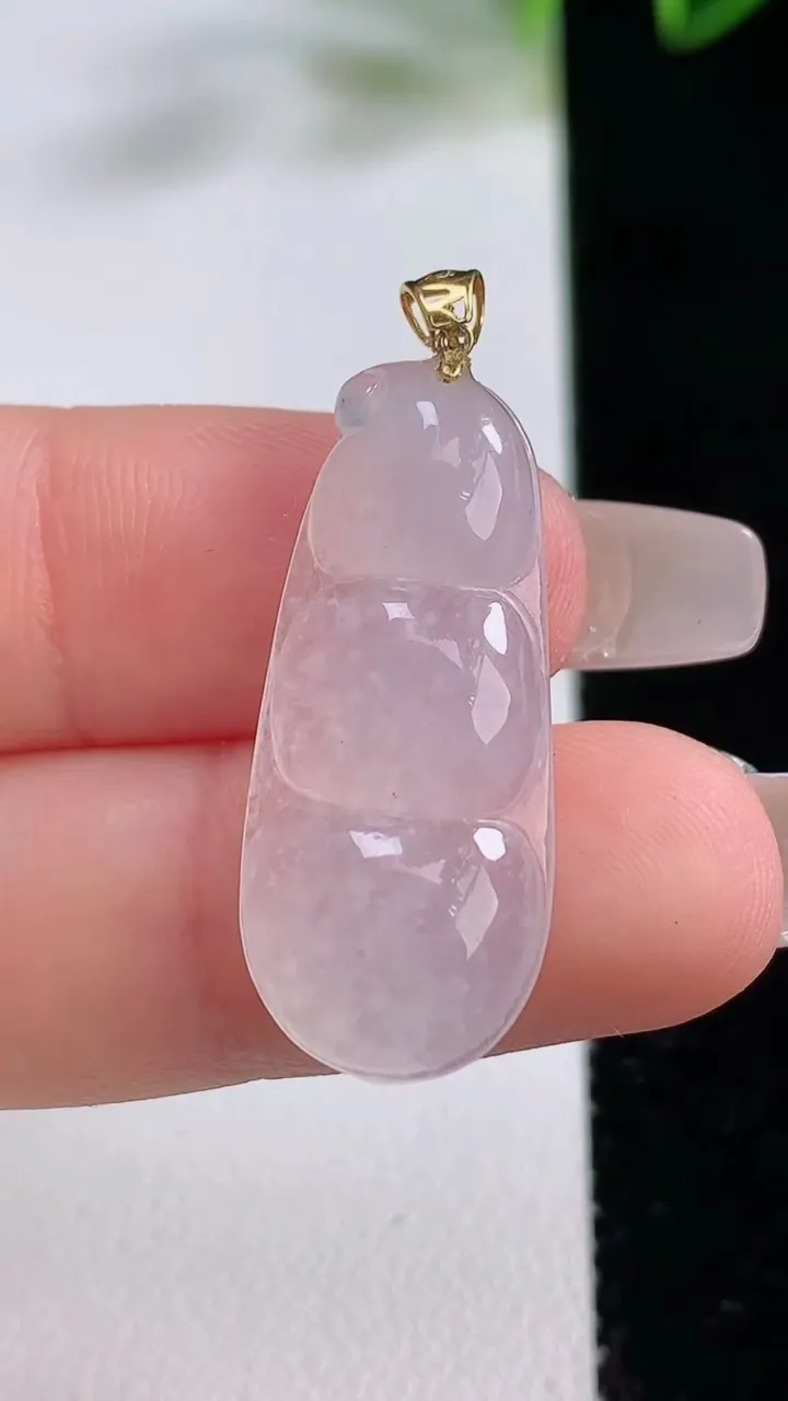 天然A货翡翠种白冰福豆吊坠，尺寸28.5-12.6-5，重量:3.72g
12月22日