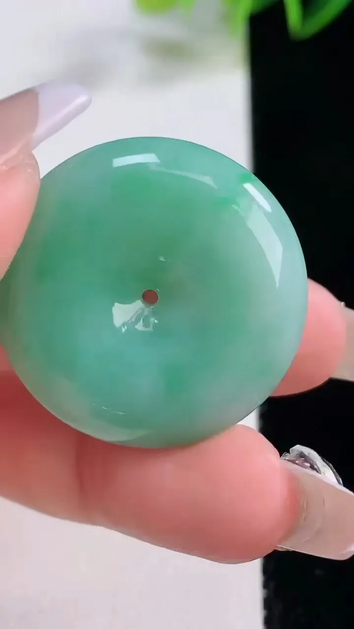 天然A货翡翠平安扣吊坠，尺寸30-6.5，重量:12.60g
12月22日