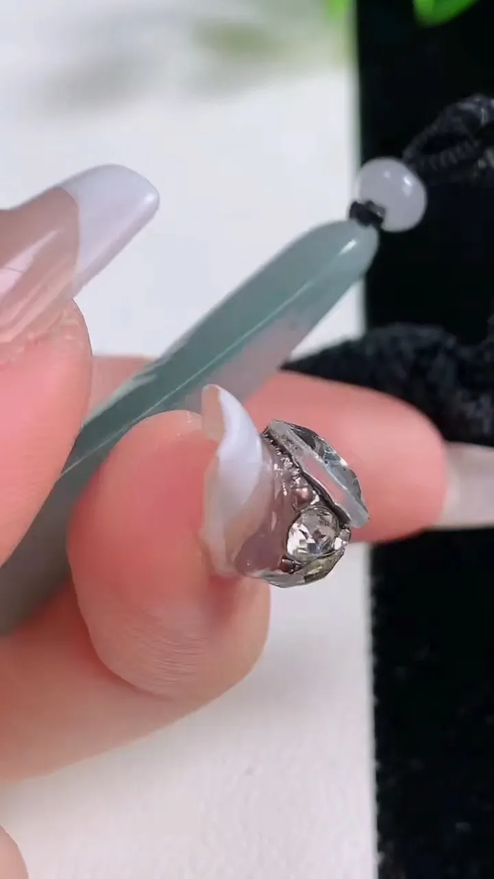 天然A货翡翠悟道吊坠，尺寸46.5-19.5-5.7，重量:11.88g
12月22日