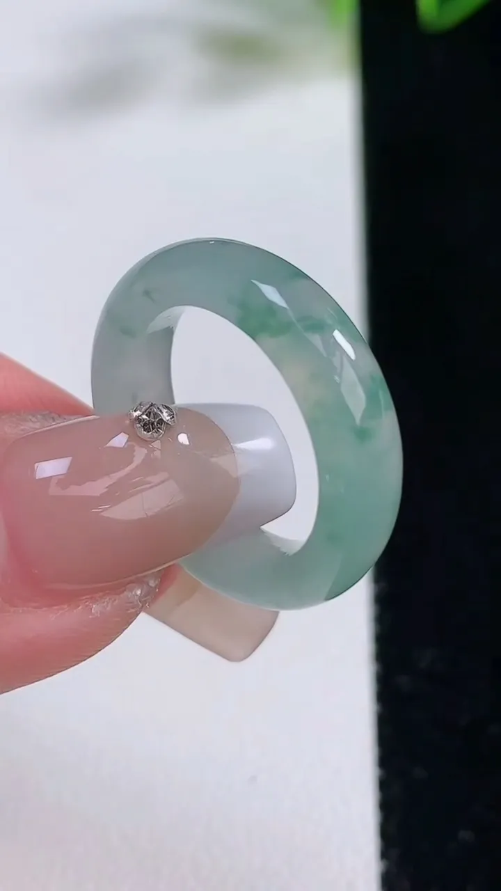 天然A货翡翠冰种飘花指环戒指，尺寸16.4-5.6-4，重量:4.03g2025年12月22日
工厂直销收藏佳品,种好水足，色泽均匀，有种有色，上手高大气！