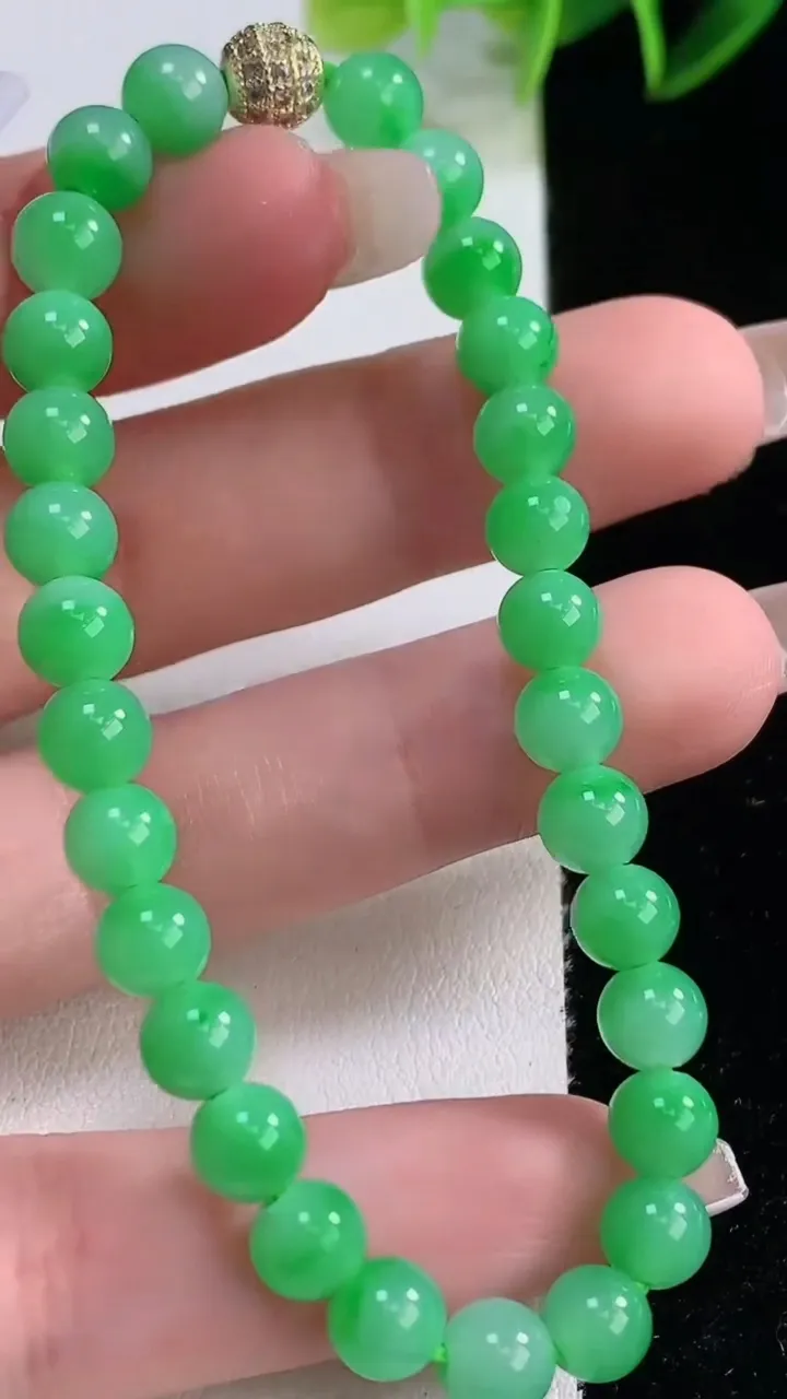 天然A货翡翠圆珠手串，尺寸6-29颗，重量:11.76g12月22日
工厂直销收藏佳品,种好水足，色