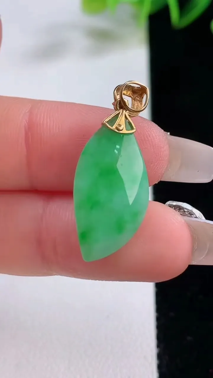 天然A货翡翠随形吊坠，尺寸21.6-11.2-6.9，重量:2.81g
12月22日