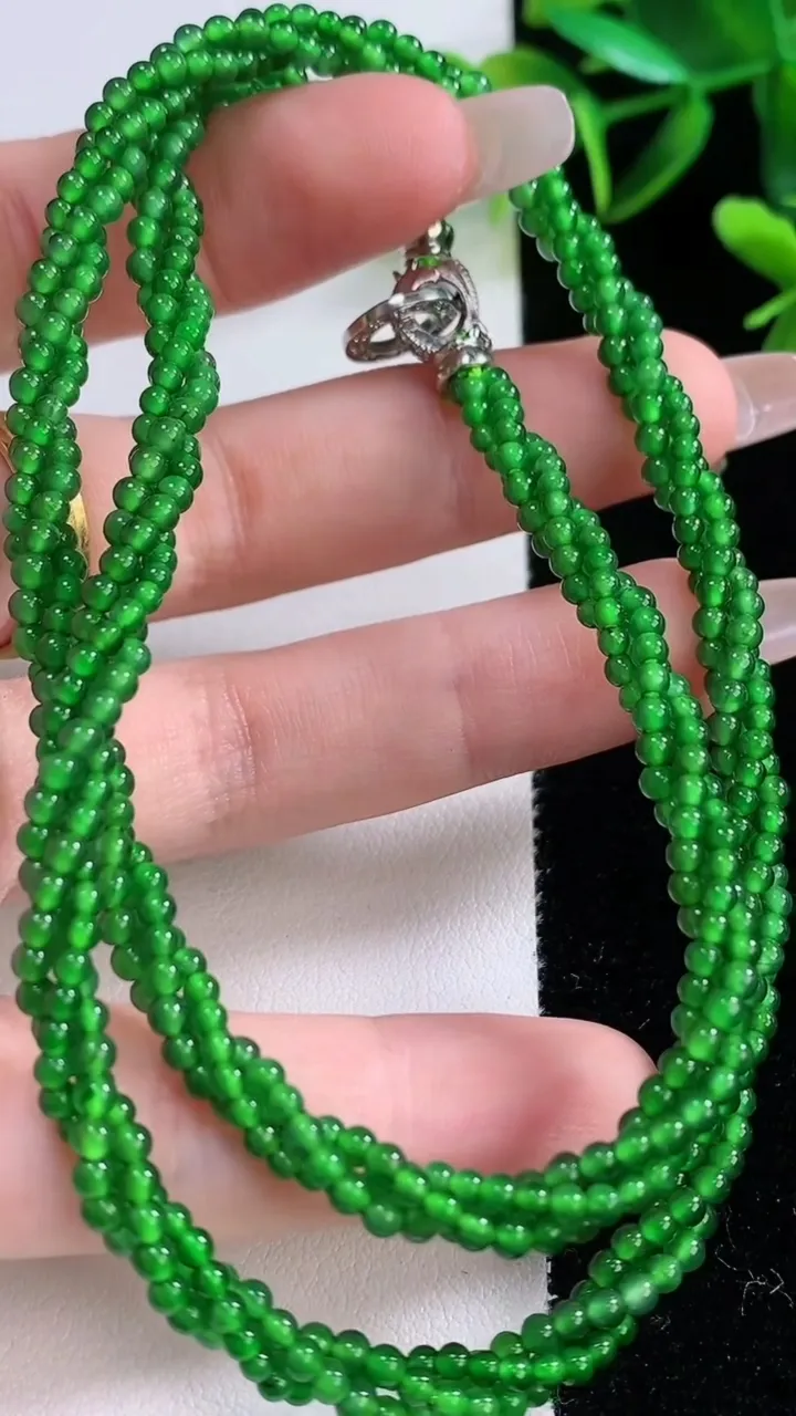 天然A货翡翠小米珠三排项链，尺寸2.7，重量:16.74g12月22日
工厂直销收藏佳品,种好水足，色泽均匀，有种有色，上手高大气！