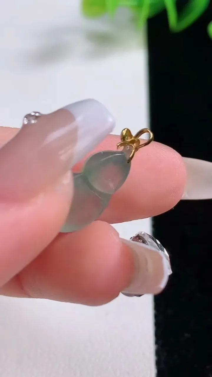 天然A货翡翠种飘花葫芦吊坠，尺寸17-12.5-4.6，重量:1.65g
12月22日