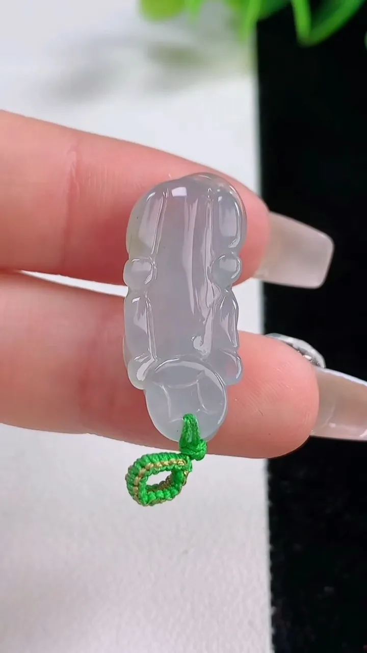 天然A货翡翠生肖牛吊坠，尺寸27-11-5.8，重量:4.14g
12月22日