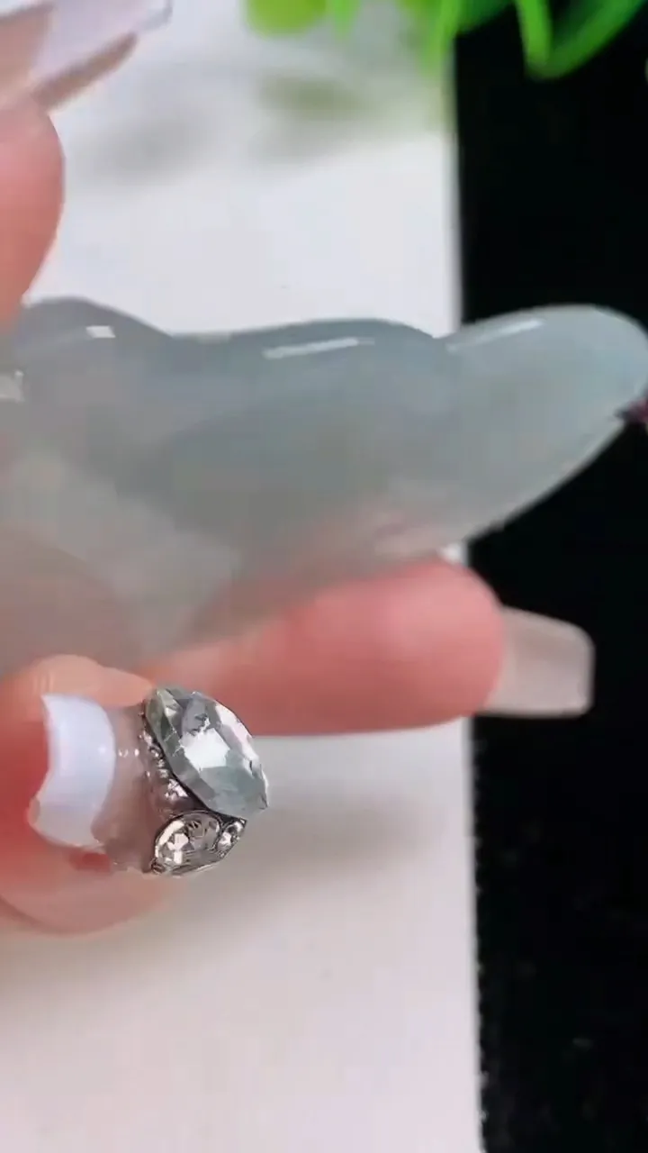 天然A货翡翠冰种飘花观音菩萨吊坠，尺寸60.8-35.2-5，重量:19.56g
12月22日