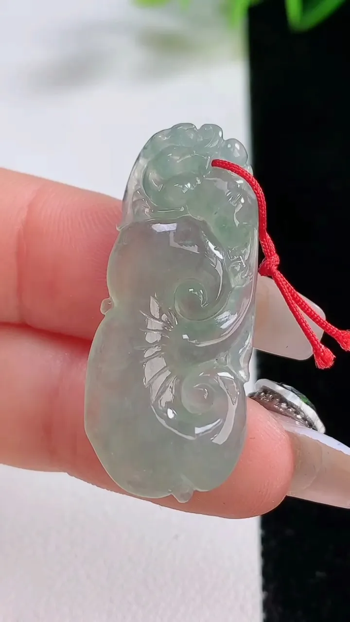 天然A货翡翠如意吊坠，尺寸35.7-14-3.6，重量:4.20g
12月22日